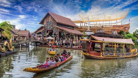 Learn What to Expect When Touring in Thailand’s Colorful Floating Markets